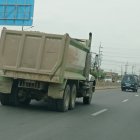 Las volquetas circulan a gran velocidad en la vía a Salitre.