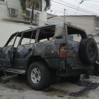 Lugar. Un guardia de seguridad asegura que un hombre rompió los vidrios del vehículo, roció gasolina y lo incendió.