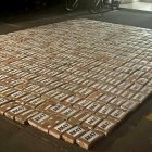 Cargamento. Durante un operativo de control, las autoridades detuvieron la marcha de la volqueta y decomisaron el cargamento.