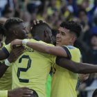 Kendry Páez (d) brilló en su debut con la Tricolor en las eliminatorias.