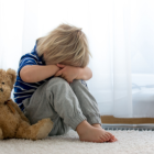 Niño con autismo sufre abuso físico por parte de su maestra en una escuela privada de Quito.