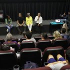 Evento. El autor junto a los personajes reales de su relato de ficción en la sala MZ14, el pasado miércoles 13 de septiembre de 2023.