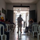 Un funcionario habla a jóvenes sobre los peligrosos efectos del fentanilo, el 4 de septiembre de 2023 en el Hospital Municipal Bicentenario en Guayaquil (Ecuador).