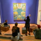 Quito. Un grupo de personas observa una de las obras de la artista babahoyonse Judith Gutiérrez que por estos días se exhiben en el MuNa.