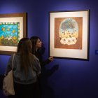 Exhibición. Dos personas recorren la muestra en el MuNa de Quito, que ha sido preparada con obras de la artista plástica Judith Gutiérrez.