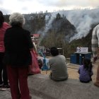 Alerta. Los vecinos de Guápulo estuvieron atentos a que las llamas no lleguen a sus casas.