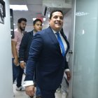 Pedido. Antes de que inicie la rueda de prensa, Vera solicitó llenar las sillas de auditorio con funcionarios que aplaudieron su intervención.