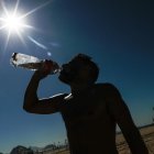 Un hombre bebe agua durante el descanso de una actividad física este 19 de septiembre de 2023 en la playa de Copacabana, en Río de Janeiro.