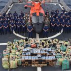 Miembros de la tripulación del buque Thetis posan con los fardos de narcóticos ilegales, valorados en unos 70 millones de dólares.