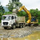 Maquinaria pesada realiza trabajos de limpieza en el río Blanco, Molleturo, Cuenca.