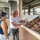 EL VENDEDOR DE CANGREJOS GALO MORÁN BARZOLA, DAULEÑO DE 68 AÑOS, OFRECE EL CRUSTÁCEO EN EL MERCADO MINORISTA DE MARISCOS SITUADO A LA BAJADA DEL PUENTE PORTETE, EL SUROESTE DE GUAYAQUIL |