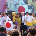 Valencia. Cristian Raúl Arroba aparece con una bandera tricolor durante la premiación en esta ciudad española.