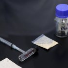 Fotografía del proceso de análisis del opioide sintético fentanilo.