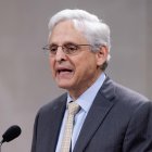 Estados Unidos solicitará la extradición a México del resto de los hijos del narcotraficante Joaquín "el Chapo" Guzmán, conocidos como los "chapitos", tras conseguir la de Ovidio Guzmán, reveló este miércoles el fiscal general de Estados Unidos, Merrick Garland.

Garland declaró ante el Comité Judicial de la Cámara de Representantes que "por supuesto" solicitará la extradición "y la captura de todos" los vástagos del conocido narcotraficante mexicano que actualmente cumple una condena de cadena perpetua en Estados Unidos.

Joaquín "el Chapo" Guzmán, líder del cartel de Sinaloa, tiene cuatro hijos vivos: Ovidio Guzmán, que fue extraditado a EE.UU. el pasado 15 de septiembre, Iván Archibaldo Guzmán, Jesús Alfredo Guzmán y Joaquín Guzmán. El quinto, que era el primogénito, Édgar Guzmán, fue asesinado en 2008.

Los cuatro hijos vivos del narcotraficante son conocidos como los "chapitos" y han sido acusados por Estados Unidos de transportar "sistemáticamente" toneladas de cocaína desde y a través de Sur y Centroamérica hasta EE.UU.

Ante las preguntas de los congresistas, Garland se negó a calificar la colaboración de México con Estados Unidos para conseguir la extradición de los "chapitos" como buena y se limitó a señalar que la cooperación podría ser mejor.

"Obviamente han trabajado con nosotros con respecto a Ovidio. Su captura por parte de los mexicanos provocó la muerte de un número significante de marinos mexicanos" reconoció Garland.

"Diría que la cooperación siempre puede ser mejor. Tenemos un grave problema con el fentanilo que llega de México y que es fabricado ahí", dijo el fiscal general.

"He viajado dos veces (a México) para intentar obtener cooperación", terminó señalando Garland.