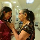 Ovarios. Scarlett Valero junto con su abuelita sonríen a la vida tras batallar por años el cáncer a los ovarios en la joven. Hoy, ella da su testimonio con mucha felicidad.