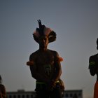 Indígenas observan este miércoles la transmisión del juicio sobre el marco temporal en una pantalla gigante instalada frente al Supremo Tribunal Federal, en Brasilia.