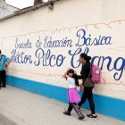 La fachada de una escuela de Durán.