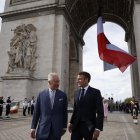 El rey Carlos III de Reino Unido inició este miércoles su visita de Estado a Francia, donde fue recibido por el presidente Emmanuel Macron.