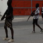 Miembros de grupos armados son vistos vigilando las calles, este martes en Puerto Príncipe (Haití).