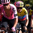 Richard Carapaz (c) y su compañero Andrey Amador (i) durante la primera etapa.