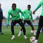 Pervis Estupiñán en el último entrenamiento del Brighton previo al juego con el AEK.