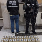 Agentes policiales junto a la droga incautada.