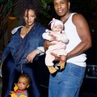 Rihanna junto a su esposo  A$AP Rocky y sus dos hijos.