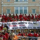 Miles de griegos se han manifestado este jueves en las principales ciudades de Grecia contra la nueva ley laboral presentada por el Gobierno.