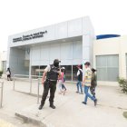 El hombre conducía un carro y estaba acompañado por su cónyuge cuando fue atacado por delincuentes.