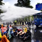 En la imagen de archivo, la policía utiliza un cañón de agua mientras activistas climáticos protestan en la autopista A12 en La Haya, Países Bajos.