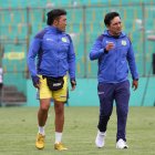 Leonardo Vanegas (d) dirigió a Gualaceo durante tres temporadas.