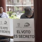 Los ecuatorianos en el exterior deberán votar personalmente en segunda vuelta luego del fracaso del voto telemático.
