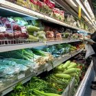 Una mujer compra alimentos en un supermercado en Caracas (Venezuela), en una fotografía de archivo.