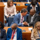 El jefe del Gobierno español en funciones, Pedro Sánchez (c), saluda al presidente de Sudáfrica, Cyril Ramaphosa (d), durante la Asamblea General de la ONU.