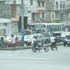 Problema. Por varias zonas se observa  a los motociclistas circular además sin casco, otra infracción.