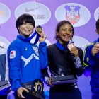 Lucía Yépez (segunda desde la derecha) y su felicidad con la medalla de bronce que ganó en el Mundial