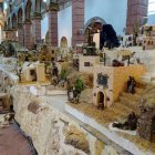 Labores. Uno de los jóvenes que trabajan en estos días en el montaje del enorme pesebre en la Catedral Vieja.