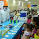 Concurso. Personal médico durante la jornada con niños y madres.