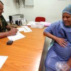 Fotografía de archivo en la que se registró a una mujer embarazada al asistir a una consulta médica, en Guadalajara (México).