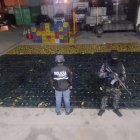 Agentes de la Policía custodian los bloques de cocaína decomisada en Durán.