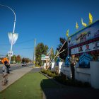 Un hombre junto al monumento a Hardeep Singh Nijjar, líder sij que fue asesinado a tiros a principios de este año, en Surrey, Canadá.