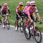 Richard Carapaz (c) ascendió al noveno lugar de la prueba europea.