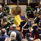 Soldados del batallón Guardia Presidencial acompañan el féretro con el cuerpo del maestro Fernando Botero en el Capitolio en Bogotá.