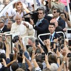 Marseille (Italy), 23/09/2023.- Pope Francis (C-L) arrives at the Velodrome stadium in his popemobile for a mass in Marseille, France, 23 September 2023. Pope Francis, the first pontiff in 500 years to visit Marseille, is on a two-day visit to the city, marking his 44th Apostolic Journey abroad. (Papa, Francia, Marsella, Roma) EFE/EPA/ALESSANDRO DI MEO