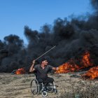 Gaza Strip (-), 22/09/2023.- A Palestinian amputee protester throws stones at Israeli troops during clashes on the eastern border of the Gaza Strip, 22 September 2023. According to the Palestinian ministry of health, at least 28 Palestinian protesters were wounded during the clashes near the border between Israel and the Gaza Strip. According to the Israeli Defense Forces, three posts belonging to the Hamas in Gaza adjacent the Gaza security fence were targeted in response to border riots. (Protestas, Disturbios) EFE/EPA/MOHAMMED SABER