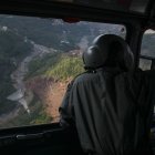 El helicóptero de la Gendarmería Real marroquí EC-145 lleva comida a la aldea de Tizioussen, hoy viernes en la región montañosa del Alto Atlas de Al Haouz, la más tocada por el terremoto. EFE/María Traspaderne