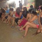 ACOMPAÑA CRÓNICA: PERÚ TRATA DE PERSONAS AME2009. MADRE DE DIOS (PERÚ), 23/09/2023.- Fotografía sin fecha difundida por CHS Alternativo de un grupo de mujeres relacionadas con la trata de personas en Madre de Dios (Perú). La compraventa de bebés, prostituir a mujeres migrantes con el engaño de conseguir un empleo y utilizar a adolescentes pobres para trabajar en regímenes de explotación en minas son distintas caras de la misma moneda. La trata de personas es una lacra que mancha diversas realidades de la sociedad peruana y este sábado se recuerda que aún queda mucho para hacer. EFE/ CHS Alternativo /SOLO USO EDITORIAL/ SOLO DISPONIBLE PARA ILUSTRAR LA NOTICIA QUE ACOMPAÑA (CRÉDITO OBLIGATORIO)