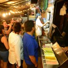 La Saiba. Los clientes llegan en gran número a degustar la comida rápida en los locales del sector.