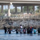 Un grupo de migrantes intenta cruzar el río Bravo para llegar a los Estados Unidos