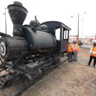 Hallazgo. Los investigadores Parsival Castro y Fernando Mancero revisan la estructura del vehículo.